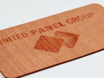Корпоративная деревянная визитка с логотипом компании