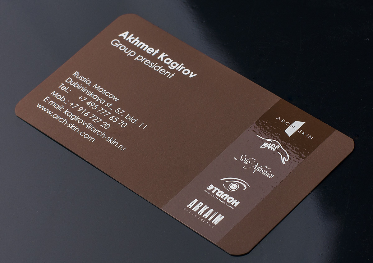 Визитки шелкографией по дизайнерской бумаге коричневый touche cover и выборочный УФ лак