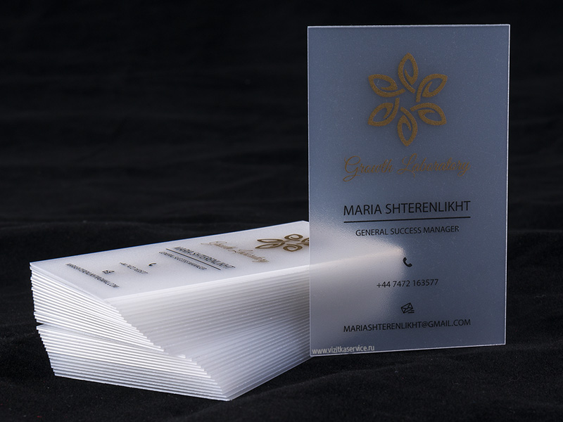 Элегантные визитки на полупрозрачном толстом пластике, печать в два цвета: золото и черный