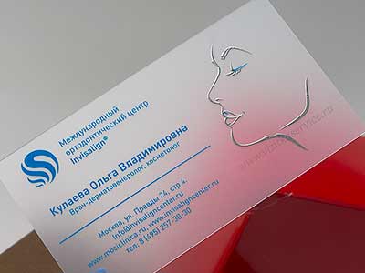 Пластиковая визитка с серебряным логотипом