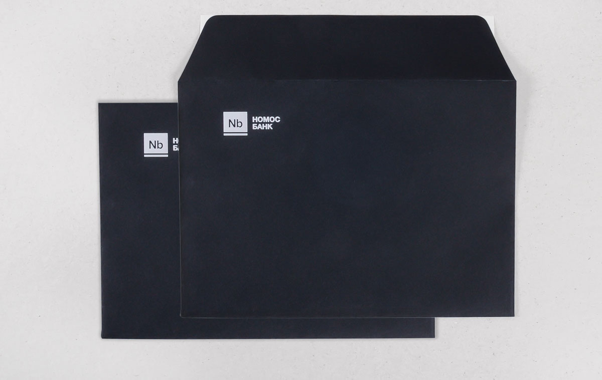 Фирменный черный конверт с логотипом для банка