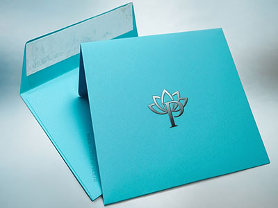 Бирюзовый квадратный конверт с логотипом серебром