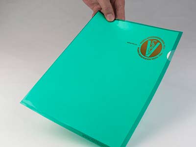 Брендированная папка уголок зеленого цвета с печатью логотипа