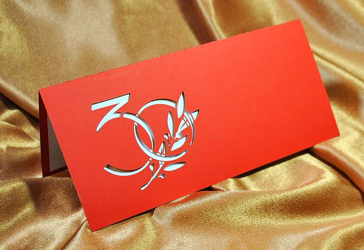 Приглашение на юбилей '30 лет' с лазерной резкой орнамента из красной бумаги