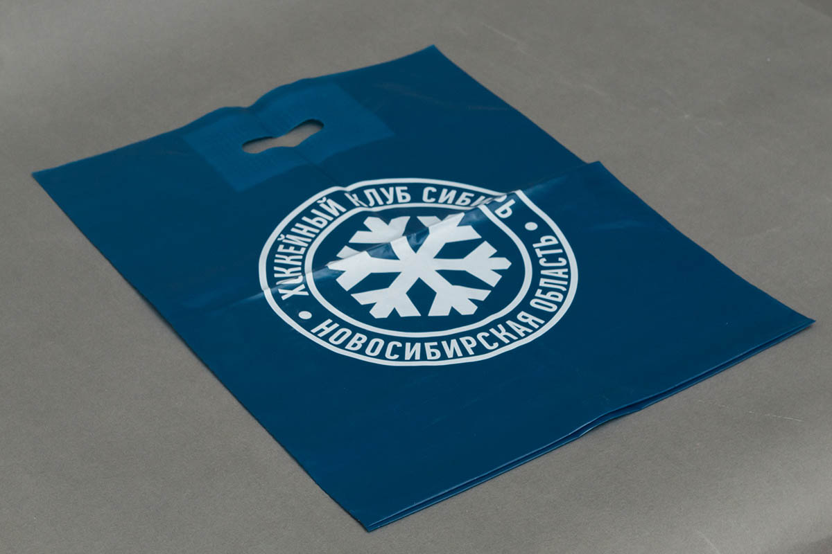 Синий пластиковый пакет с логотипом