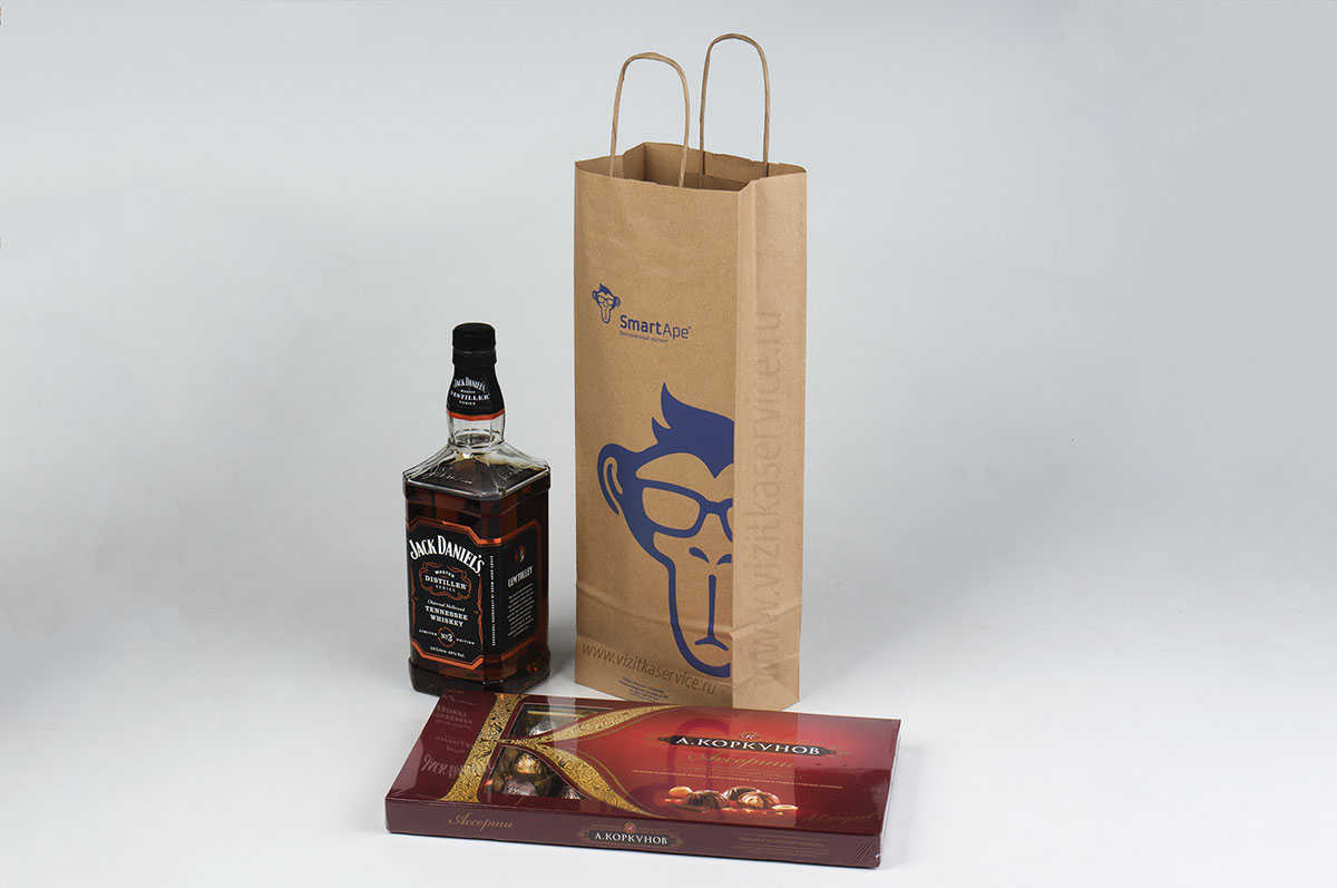 Бутылочный крафт пакет коричневого цвета с логотипом