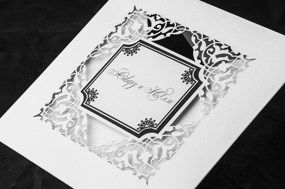 Приглашение на свадьбу  из белой бумаги с лазерной резкой и ленточкой цвета лосось