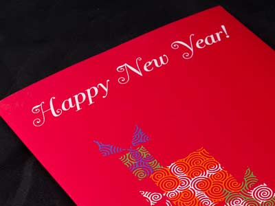 Новогодняя открытка отпечатанная шелкографией на красной дизайнерской бумаге Ispira