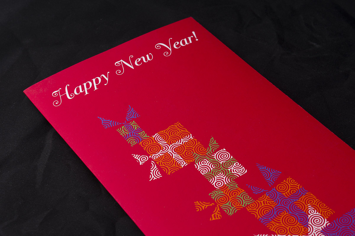 Новогодняя открытка отпечатанная шелкографией на красной дизайнерской бумаге Ispira