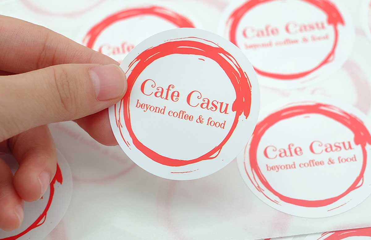 печать самоклеющихся наклеек для стаканчиков с кофе